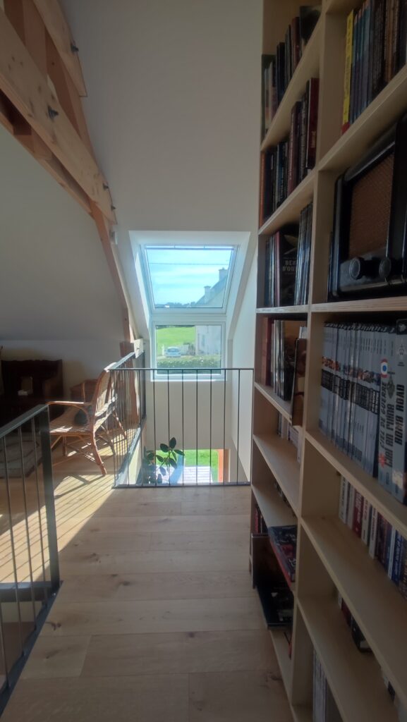Maison Ossature Bois Finistère Conception Guillaume Rétif bibliothèque déplafonné